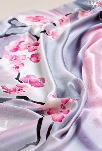 платок шейный из натурального шёлка  ЦВЕТУЩАЯ ВИШНЯ серо-розовый
